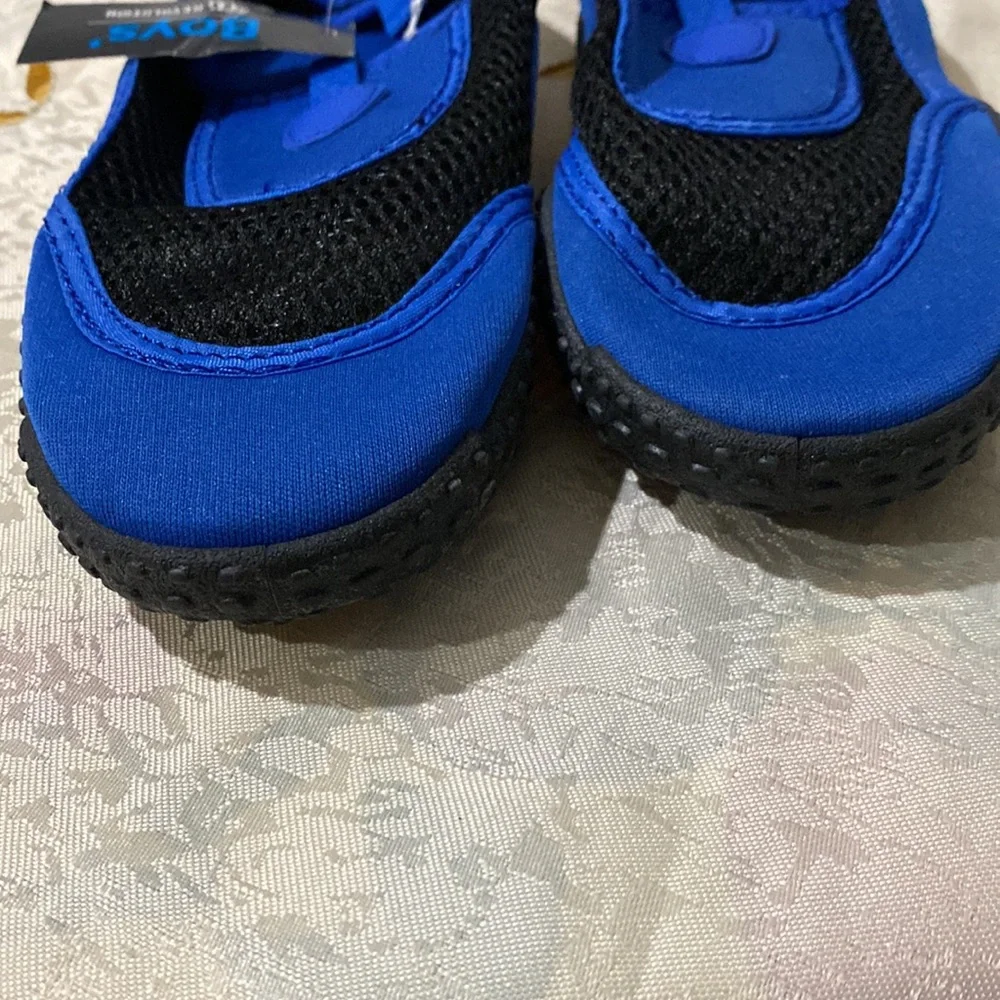 BOYS BLUE WATER SHOES SIZE 2